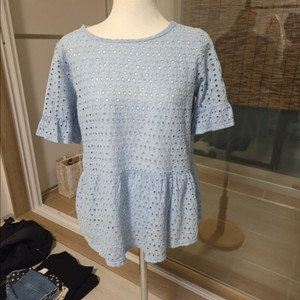 라인 레이스 펀칭 블라우스