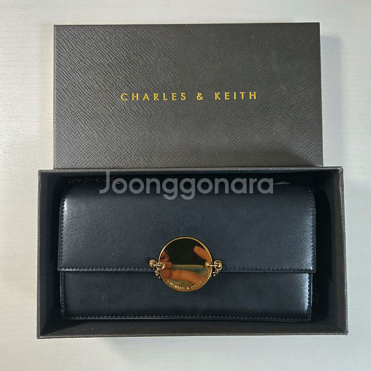 찰스앤키스 원형 메탈 장식 체인 월렛백--1