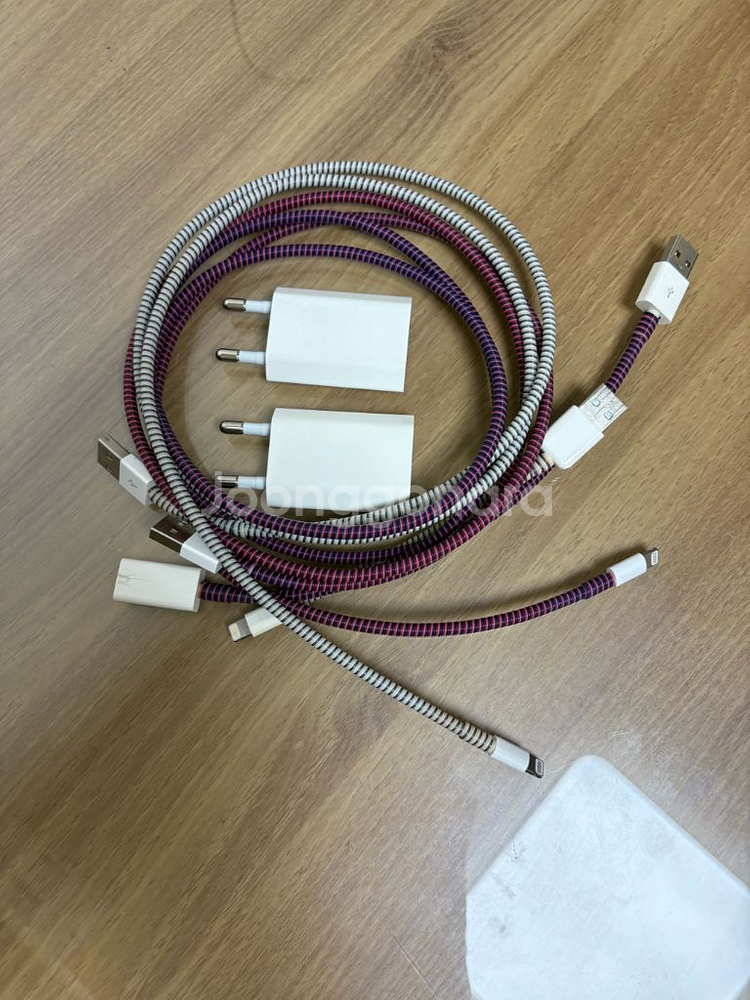 정품 애플 5W 충전기 & 라이트닝 케이블 판매합니다.--0