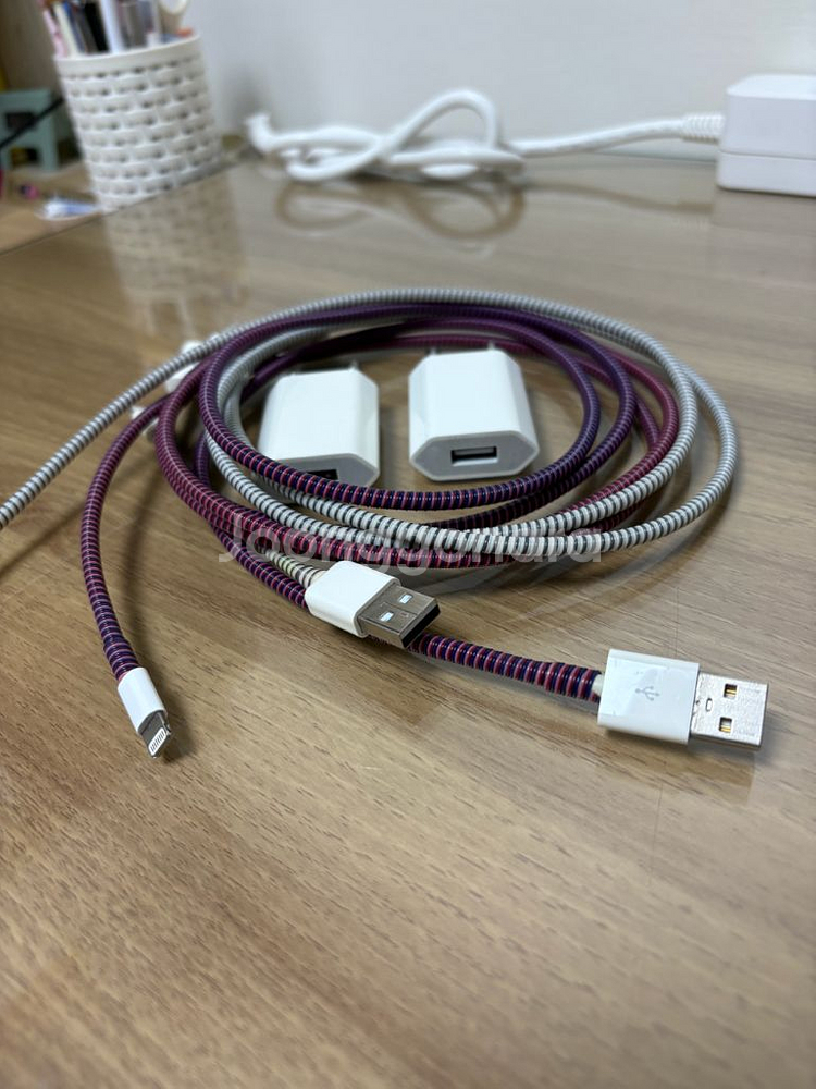 정품 애플 5W 충전기 & 라이트닝 케이블 판매합니다.--1