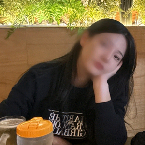 중고여성 마리떼 크롭 맨투맨 착샷o