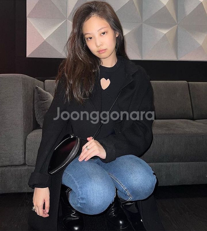 제니 착용 알라이아 ALAIA 하트 컷팅 롱슬리브 니트--0