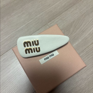 미우미우 헤어핀
