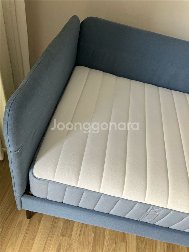이케아 블로쿨렌 침대 프레임과 발레보그 매트리스--2