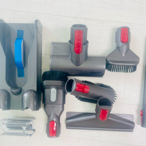 다이슨 v11 토탈클린 청소기툴과 거치대 이미지