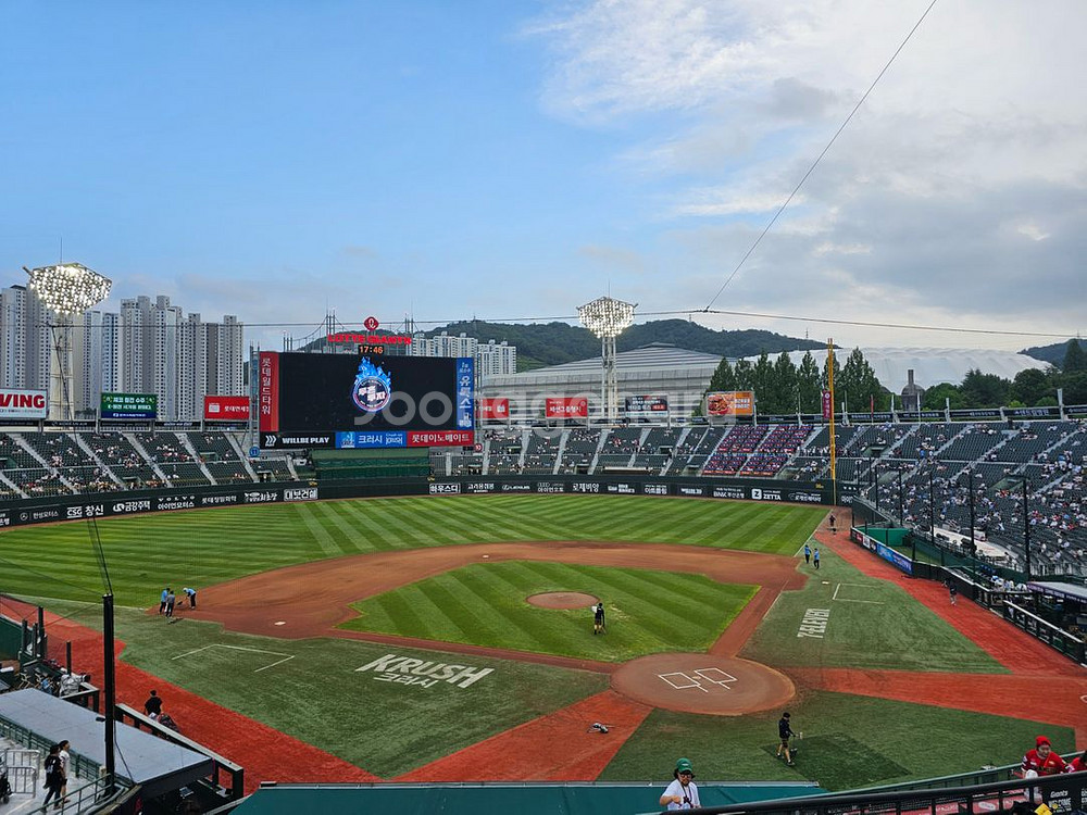8월 27일 롯데 vs KT 중앙상단석 판매--0
