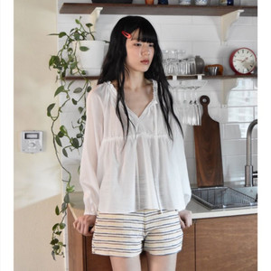 구해요) 드멜리 프릴리본 블라우스