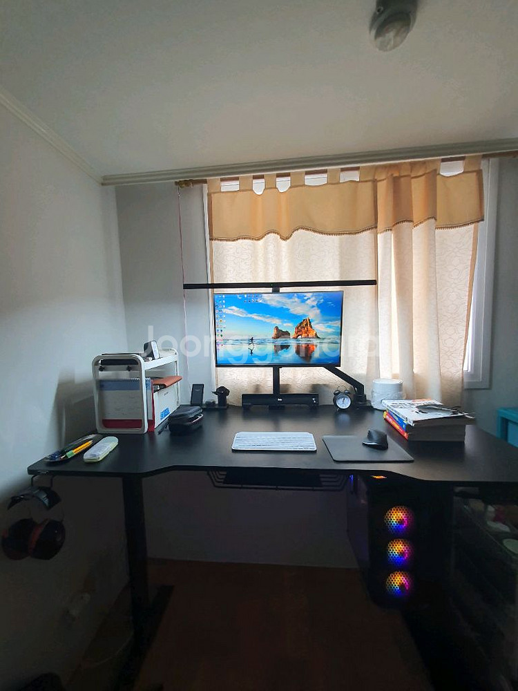 모션데스크+모니터+pc+모니터 암+의자+조명(일괄)--0