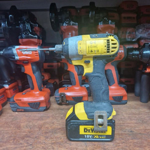 디월트충전임팩 DCF885 상태최상