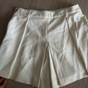 마일즈앤마일즈앤마일즈 골프 치마바지 새상품 판매합니다.