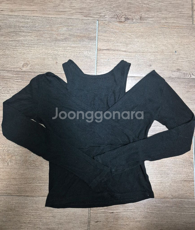 블랙 랩스타일 긴팔 오프숄더 골지티셔츠--1