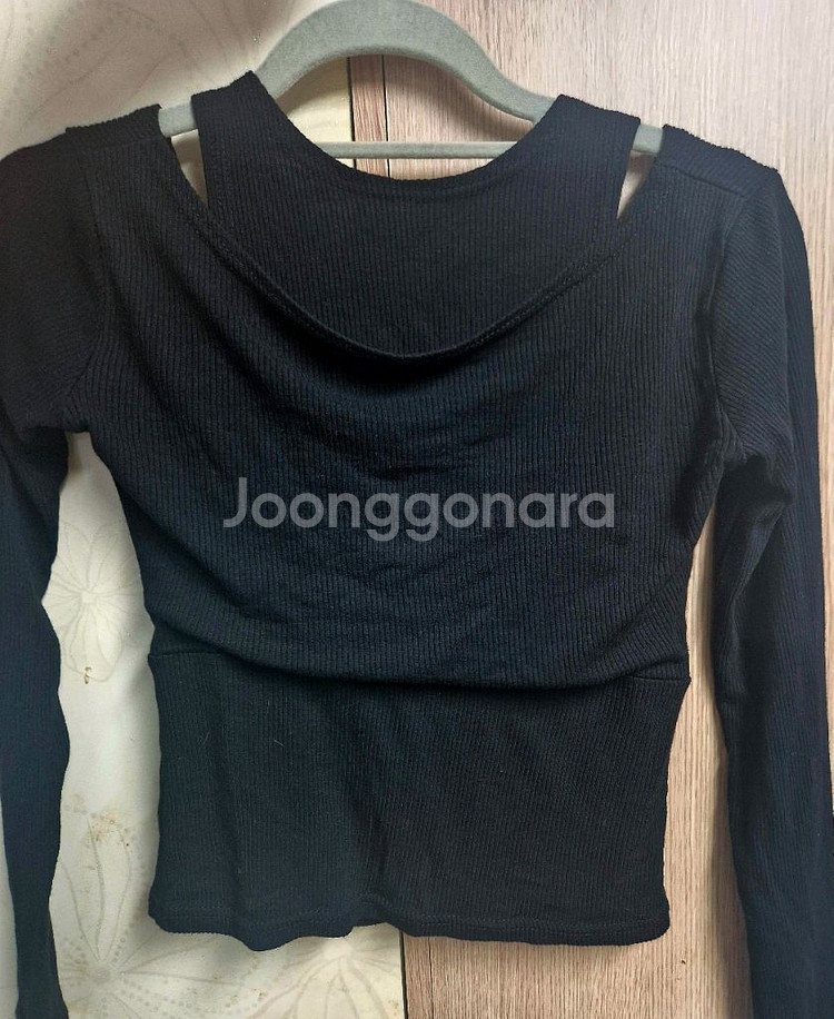 블랙 랩스타일 긴팔 오프숄더 골지티셔츠--3