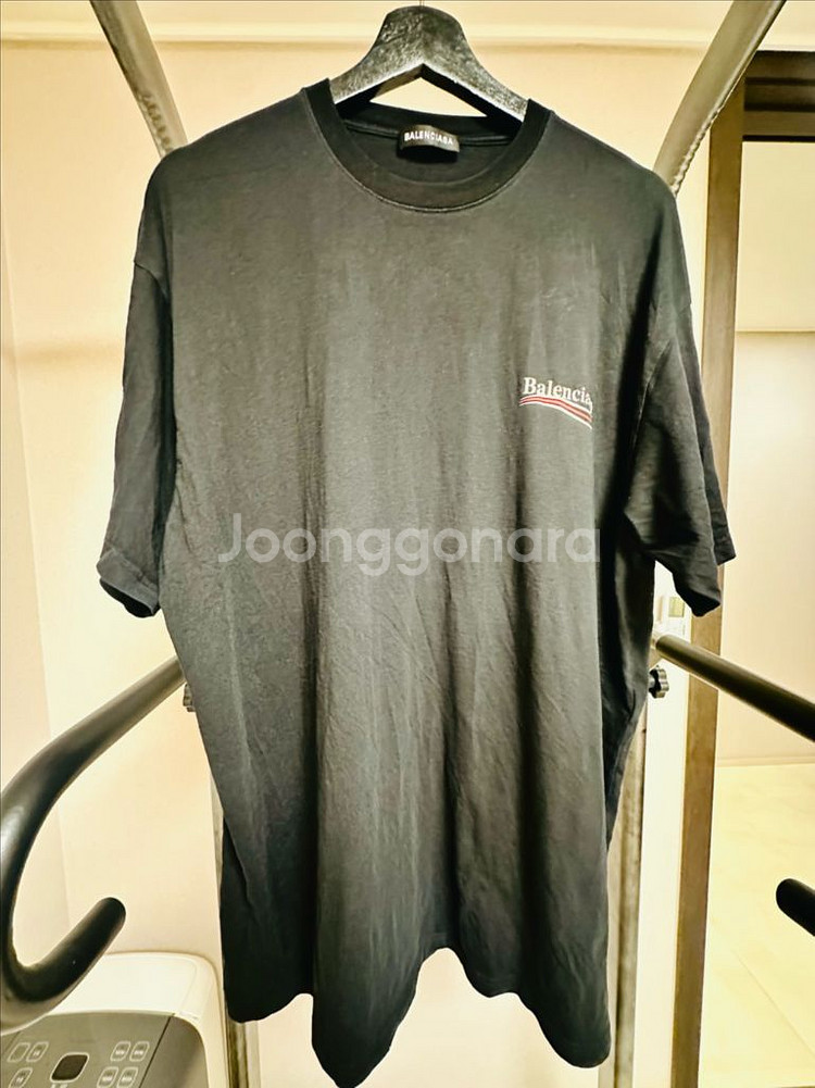 발렌시아가 폴리티컬 웨이브 로고 코튼 반팔 티셔츠 블랙--1