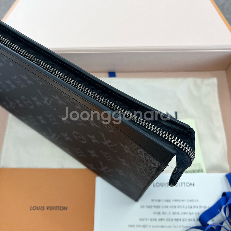 루이비통 모노그램 이클립스 포쉐트 보야주 클러치 가방--3