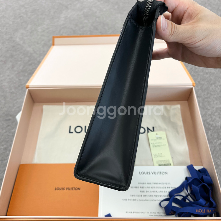 루이비통 모노그램 이클립스 포쉐트 보야주 클러치 가방--5