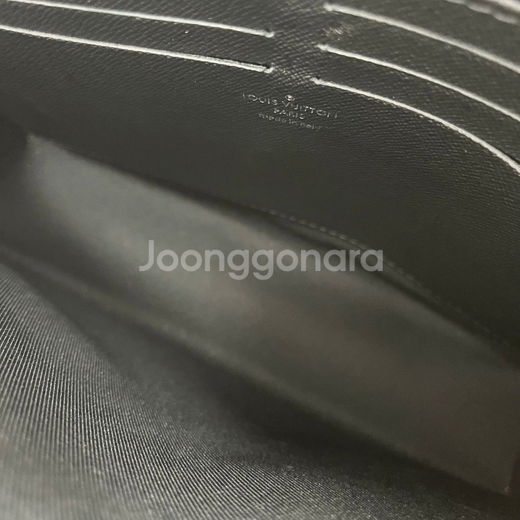 루이비통 모노그램 이클립스 포쉐트 보야주 클러치 가방--4