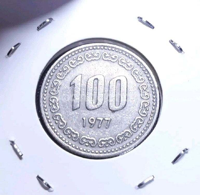 특년 한국은행 극미 1977년 100원.주화 화폐 동--1