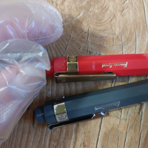 가격지구종말)카웨코코랄레드/그레이 볼펜 판매해요