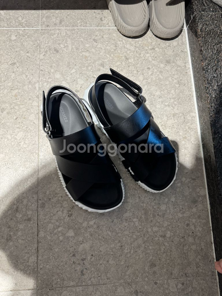 에르메스 검정 가죽 샌들--1