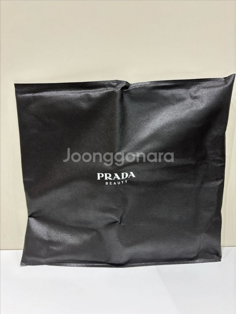[새상품] 프라다 뷰티 토트백 리버시블 블랙&민트--1
