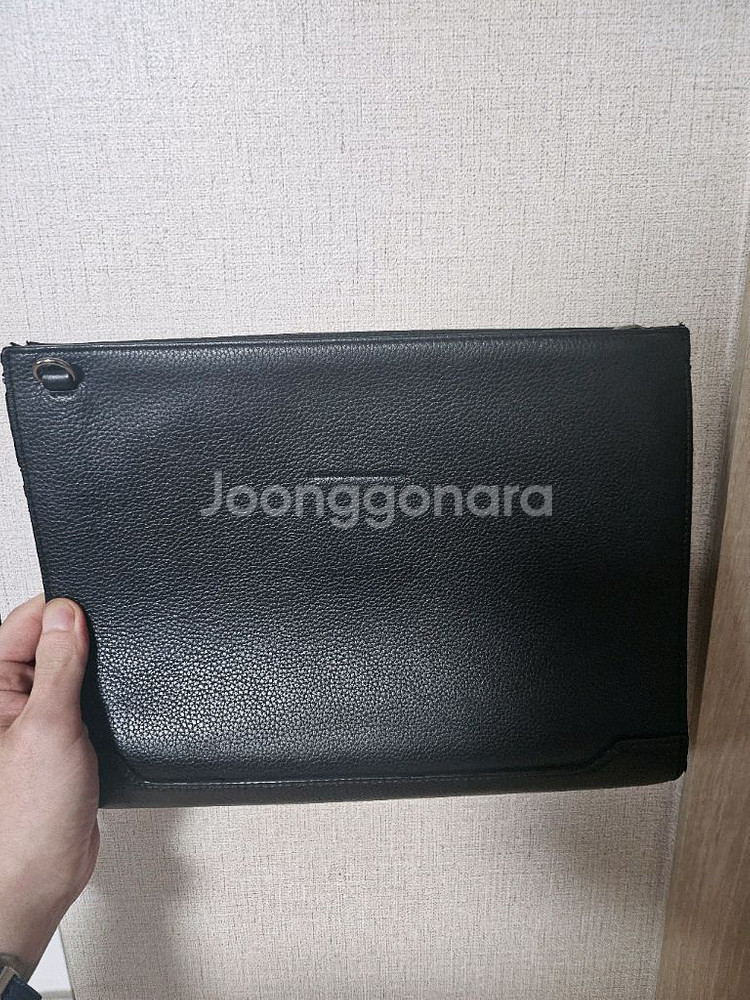 크리스찬루부탱 스터드 클러치 판매합니다--2