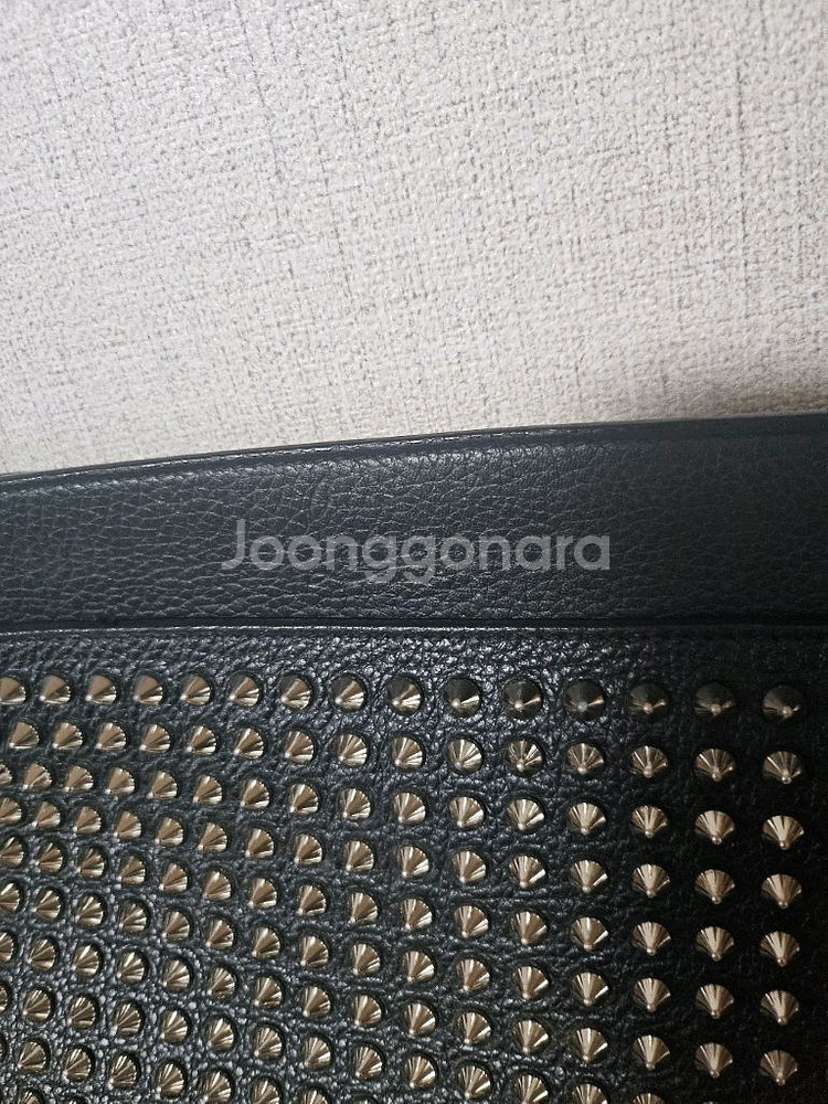 크리스찬루부탱 스터드 클러치 판매합니다--1