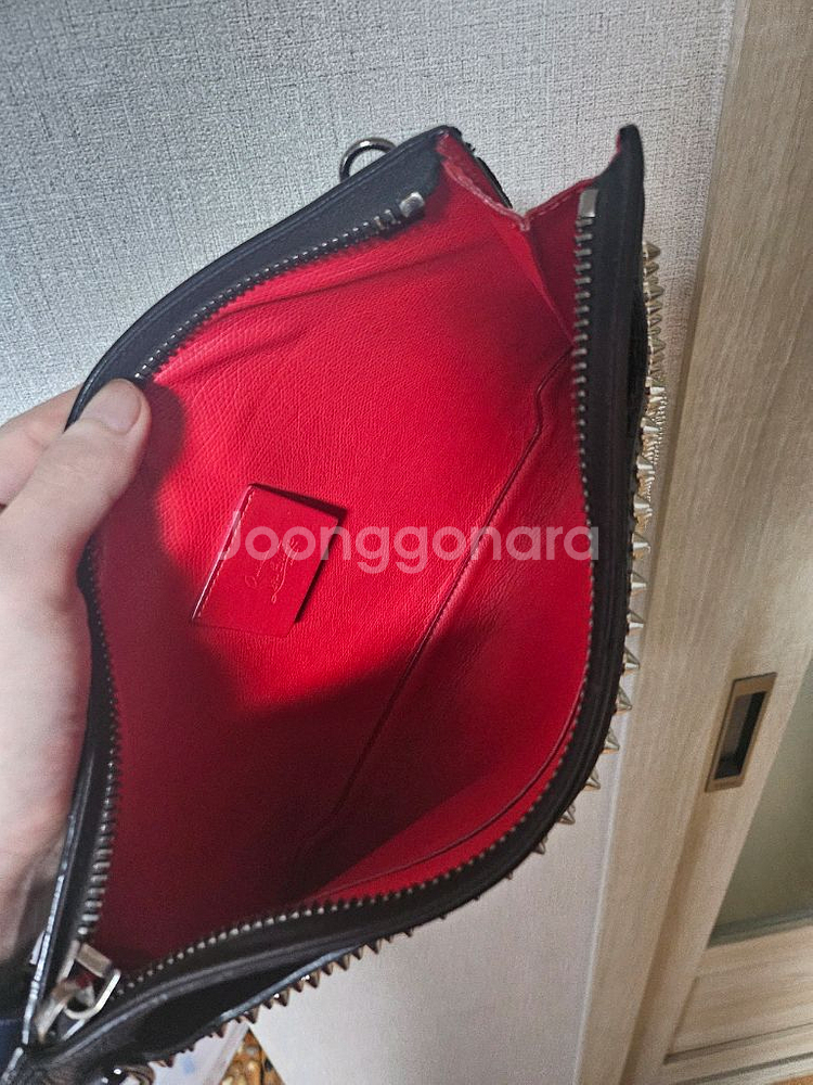 크리스찬루부탱 스터드 클러치 판매합니다--5