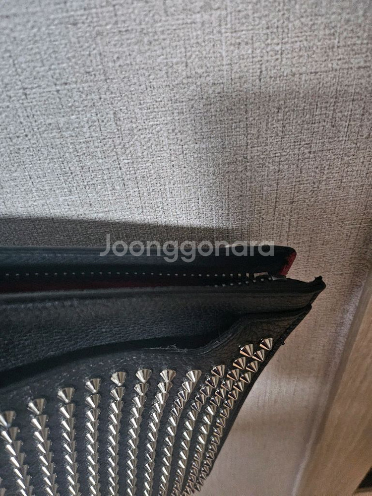 크리스찬루부탱 스터드 클러치 판매합니다--8