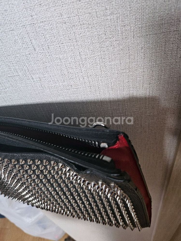 크리스찬루부탱 스터드 클러치 판매합니다--7
