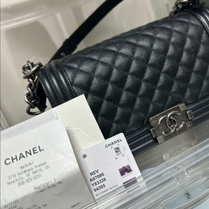 샤넬 보이 플랩백 은장 미듐