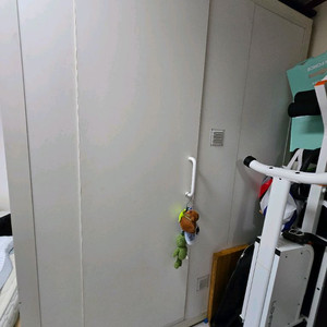 방음부스 조용한 청년들