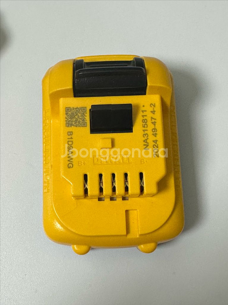 디월트 12v 2a 배터리 2개--2