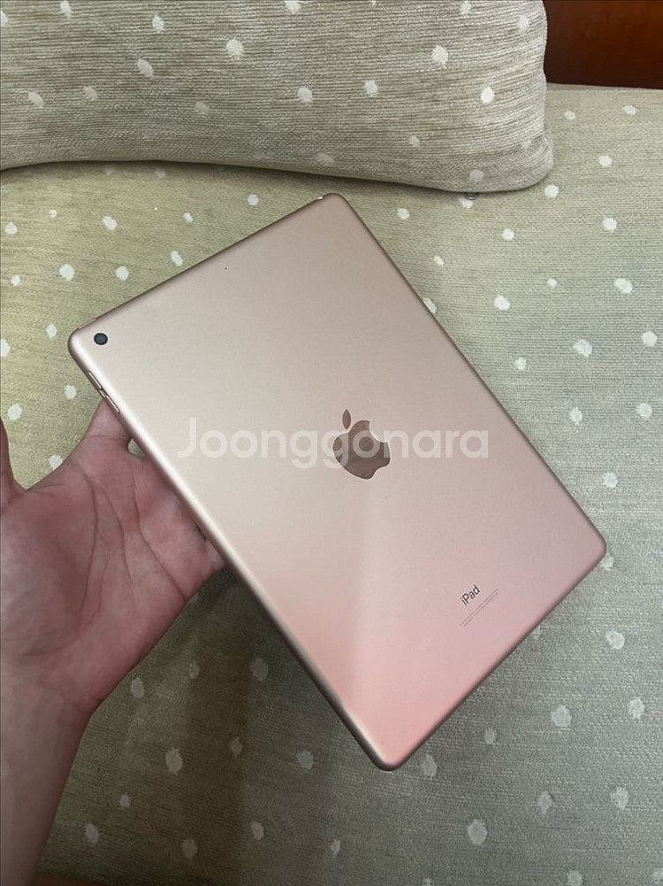 아이패드 8세데 32gb 로즈골드 판매합니다--2