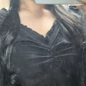 블랙 가슴 셔링 블라우스