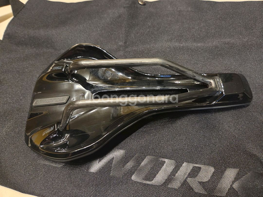 TOFINO R 1.0 CUT OUT SADDLE--1