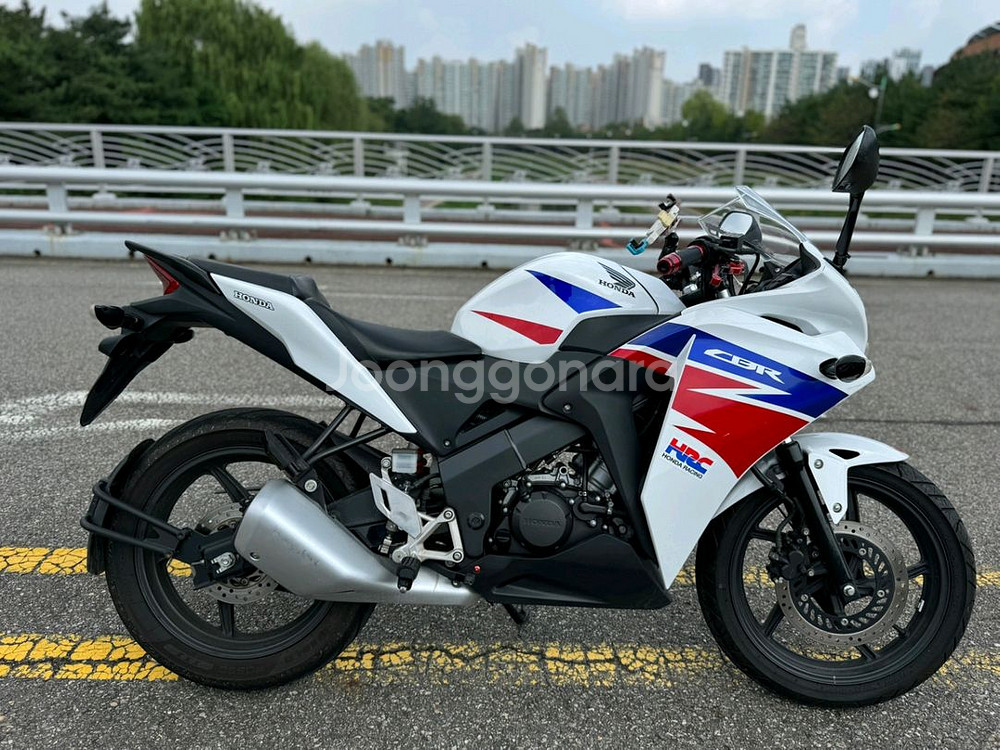 혼다 cbr125 17년 짧은키로수 팝니다--1