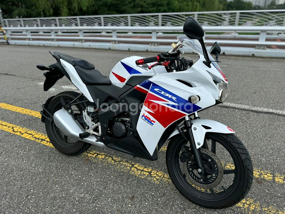 혼다 cbr125 17년 짧은키로수 팝니다--0
