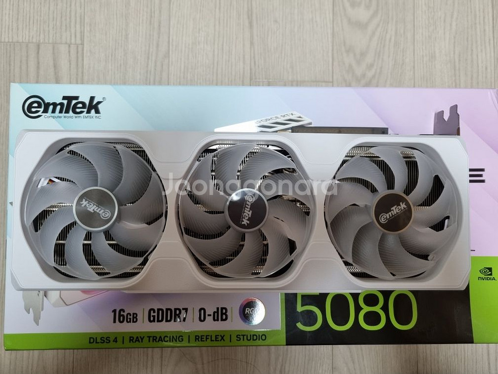 RTX 5080 화이트--1