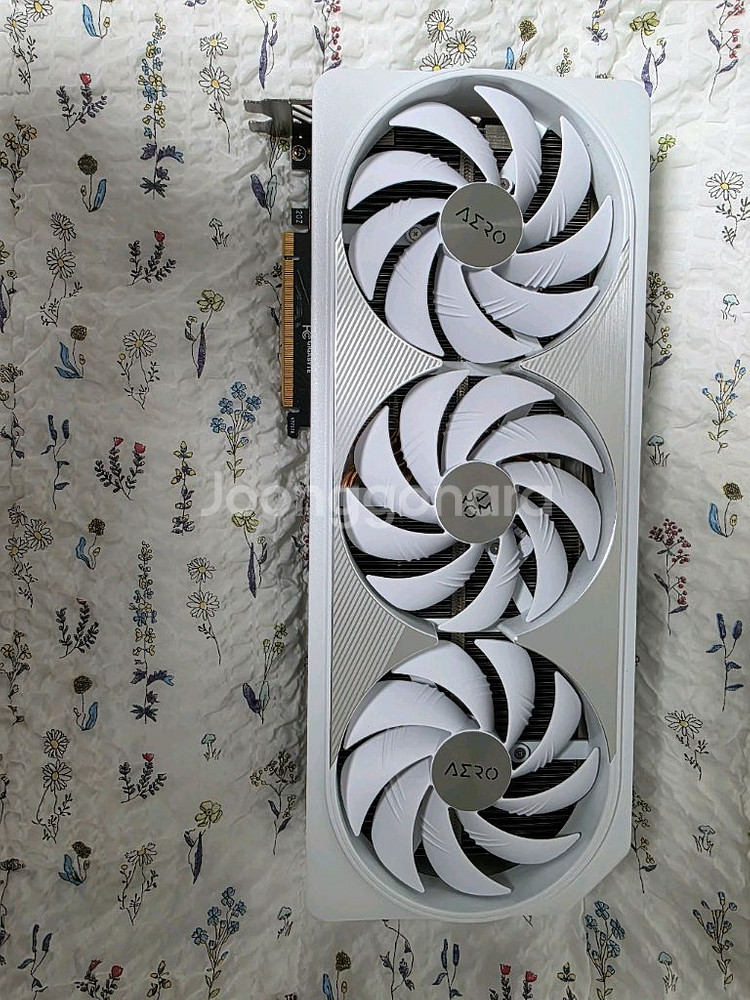 기가바이트 RTX4090 Aero oc white--3