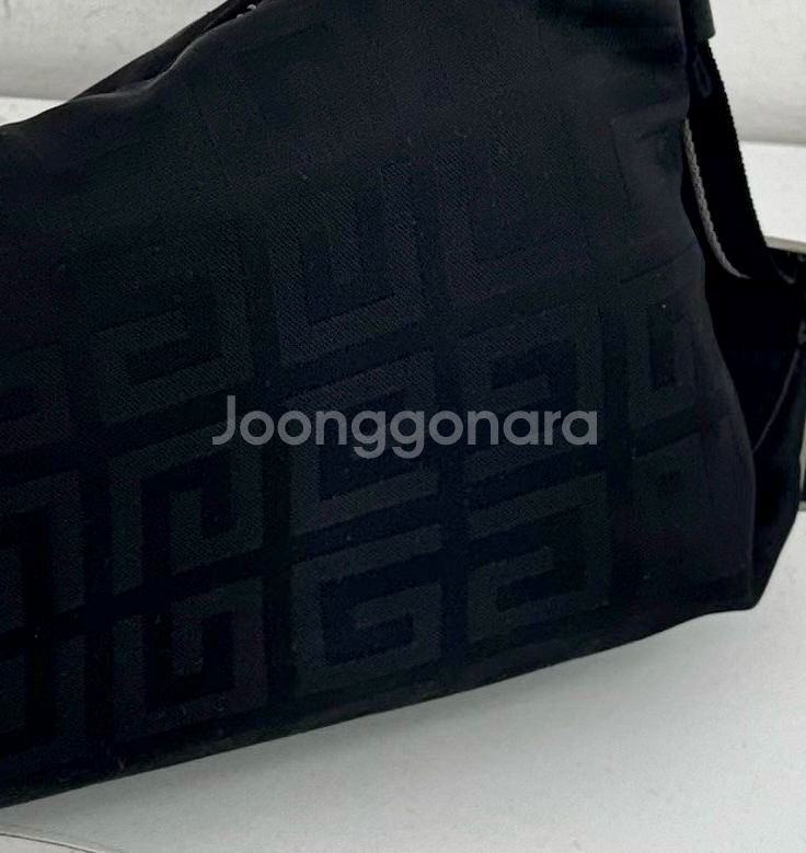 [정품]지방시 나일론 바게트 숄더백--2