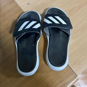 아디다스 삼선 슬리퍼 블랙