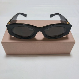 미우미우 글림스 오벌 선글라스 블랙