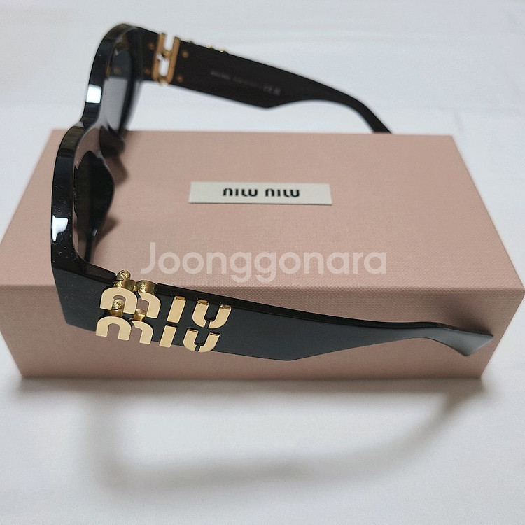 미우미우 글림스 오벌 선글라스 블랙--6