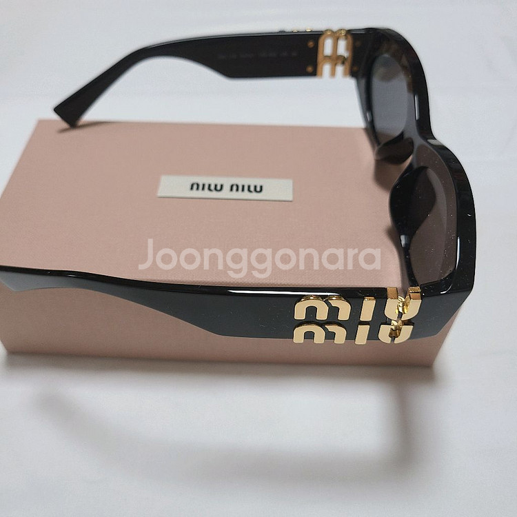 미우미우 글림스 오벌 선글라스 블랙--8