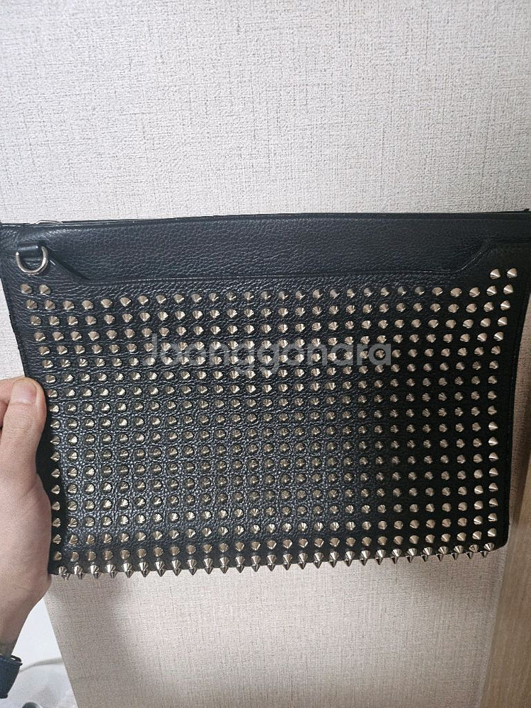 크리스찬루부탱 스터드클러치 판매합니다--0