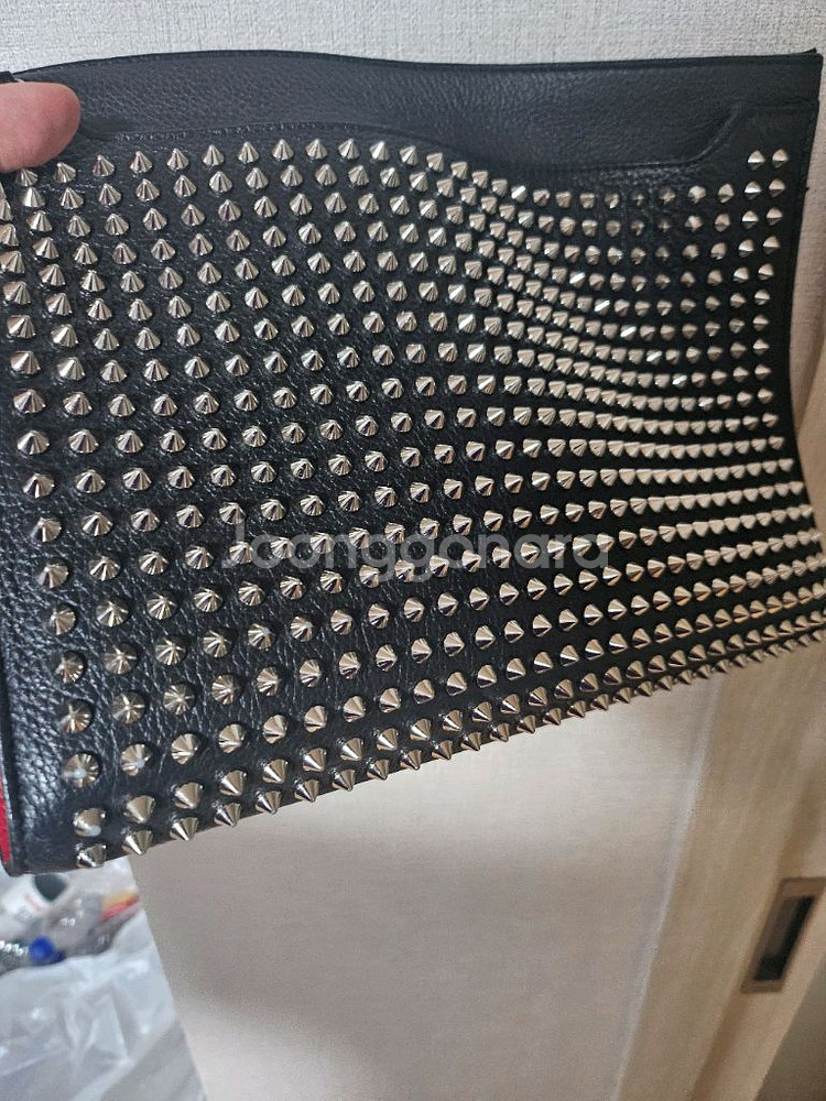 크리스찬루부탱 스터드클러치 판매합니다--5