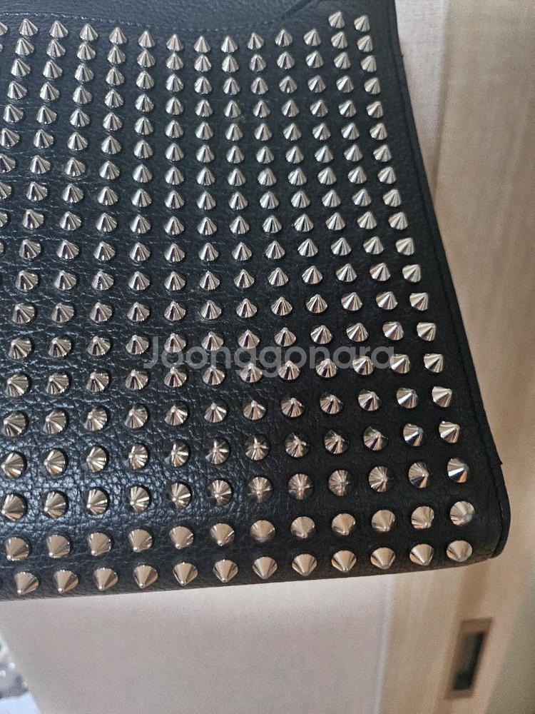 크리스찬루부탱 스터드클러치 판매합니다--9