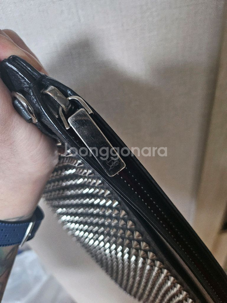 크리스찬루부탱 스터드클러치 판매합니다--7