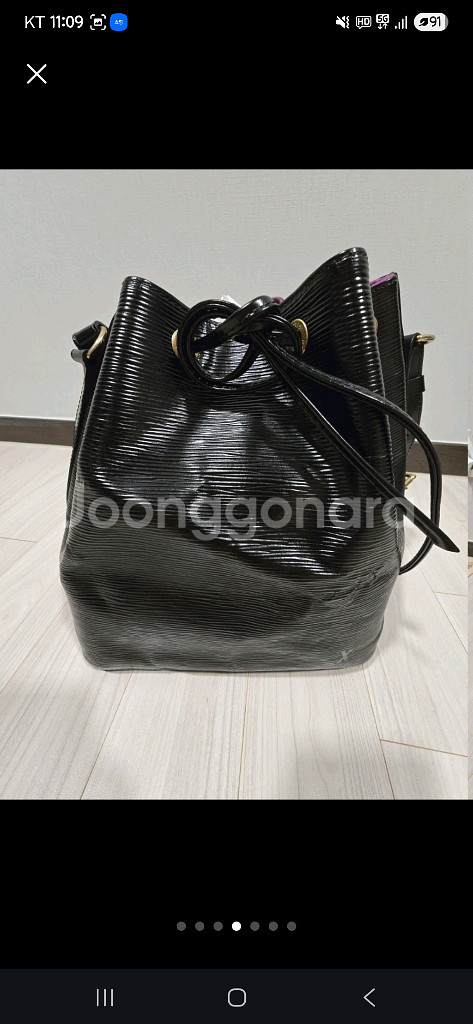 루이비통 에삐 버킷백 블랙 색상이에요--3