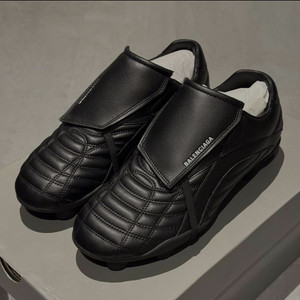 [Balenciaga] 블랙 스터드 풋볼 로퍼 275